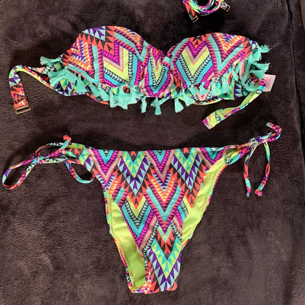 Xhilaration Bendeau Scrunch Bottom Bikini. Multi Color